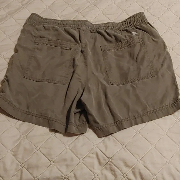 Eddie Bauer Women's sz Small Cargo Shorts in a Dark Sand Brown Shade - Picture 5 of 5